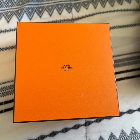 Hermes box with dust bag. Brand new never used. - Picture 1 of 2